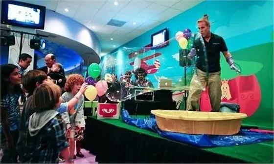 美國(guó)洛杉磯Giggles N' Hugs餐廳 美國(guó)洛杉磯Giggles N' Hugs餐廳