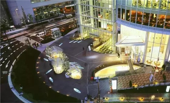 ヒルトンプラザ ウエスト前広場 LD