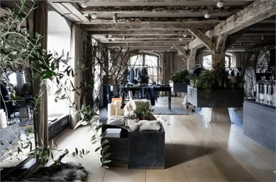 加拿大高端服裝品牌Club Monaco：咖啡、葡萄酒