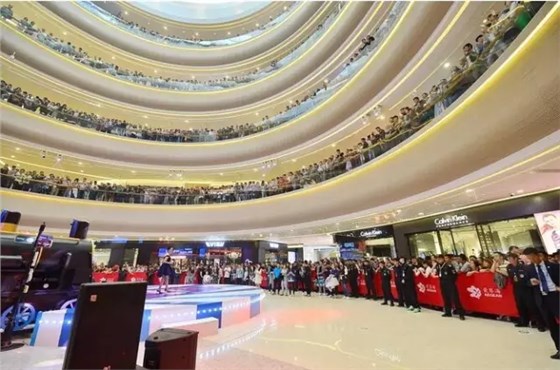 重慶愛琴海購物公園：全國首創(chuàng)屋頂馬術(shù)俱樂部