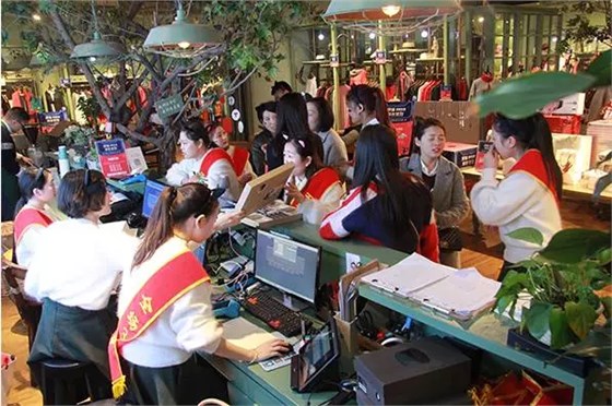 正在為線下消費(fèi)者服務(wù)的導(dǎo)購(gòu) 正在為線下消費(fèi)者服務(wù)的導(dǎo)購(gòu)