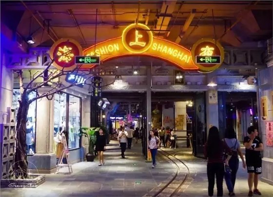 廣州時尚天河商業(yè)廣場的&ldquo;夜上海街&rdquo;