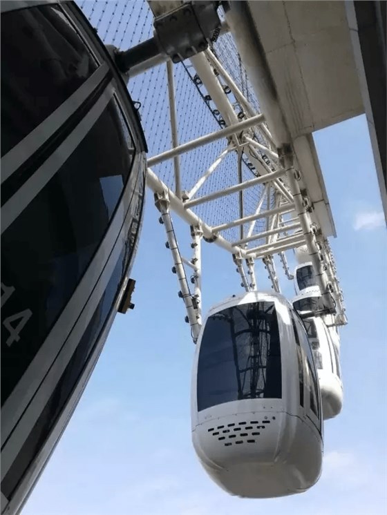 轉(zhuǎn)動(dòng)中的摩天輪 轉(zhuǎn)動(dòng)中的摩天輪