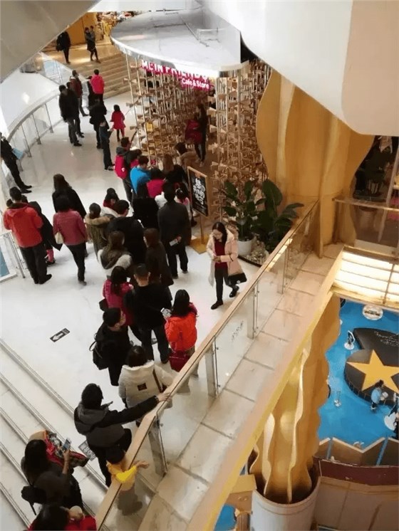 咖啡店前的長(zhǎng)龍 咖啡店前的長(zhǎng)龍