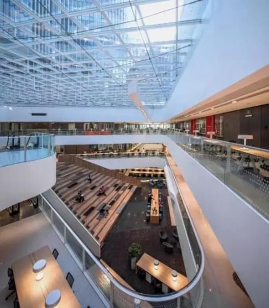 中庭空間&mdash;開放報告廳