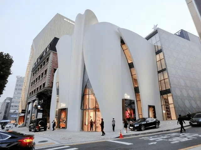 現(xiàn)代城堡般的雪白Dior旗艦店
