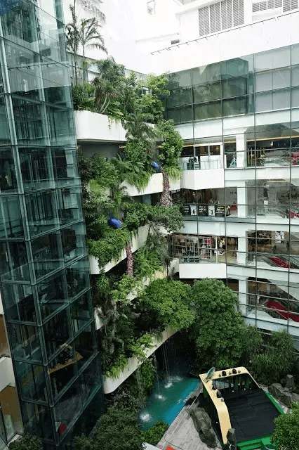 穿過(guò)綠植落下的40米瀑布：號(hào)稱(chēng)東南亞最高的人造瀑布