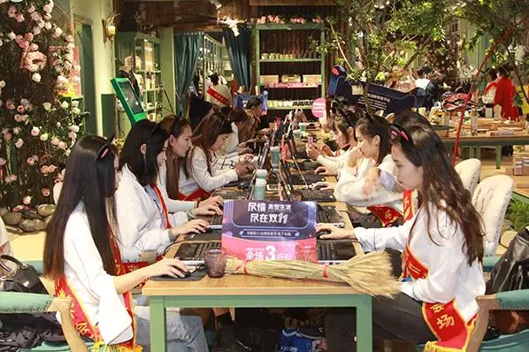 素型生活導(dǎo)購正在進(jìn)行線上服務(wù)