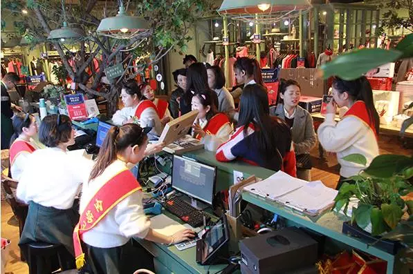 正在為線下消費(fèi)者服務(wù)的導(dǎo)購