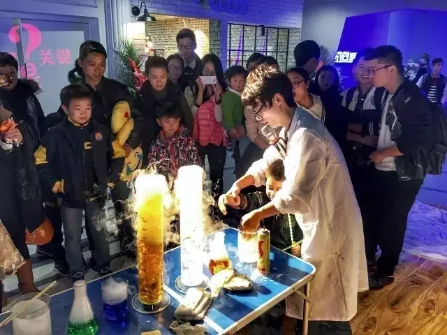 科學實驗室，每周都會舉辦趣味活動