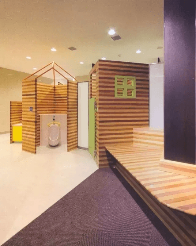 半開放式的兒童廁所