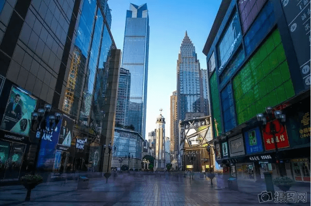 搞購物中心：要么自強(qiáng)，要么自宮