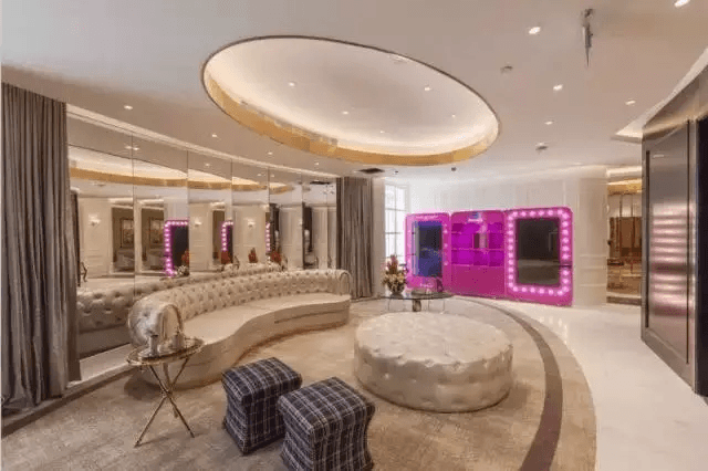 私人購(gòu)物區(qū)的&ldquo;智能試衣鏡&rdquo;