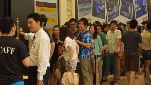 暗黑迷宮門口的排隊(duì)人群