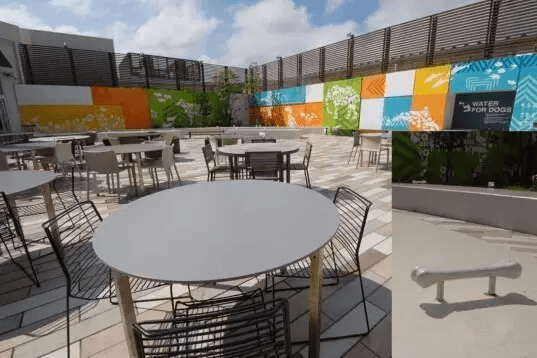 專門開辟的狗與主人的共同休息區(qū)，還有栓狗樁呢